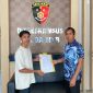 Foto: Perwakilan Gerakan Pemuda Oposisi (GERPOSI), Alfi Jufriadin, menyerahkan dokumen tuntutan usut dugaan penyimpangan dana Pokir puluhan miliar rupiah pimpinan DPRD NTB secara langsung di Ditreskrimsus Polda NTB, Jumat, 18/9/2026. (JD09)