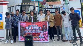 Foto: Aksi unjuk rasa KPK-PD NTB di depan gerbang Kejaksaan Tinggi NTB menuntut pengusutan dugaan penyimpangan dana revitalisasi sekolah di Kabupaten Bima.(JD09)