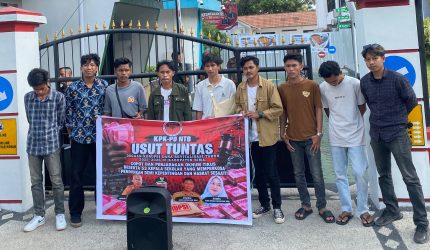 Foto: Aksi unjuk rasa KPK-PD NTB di depan gerbang Kejaksaan Tinggi NTB menuntut pengusutan dugaan penyimpangan dana revitalisasi sekolah di Kabupaten Bima.(JD09)
