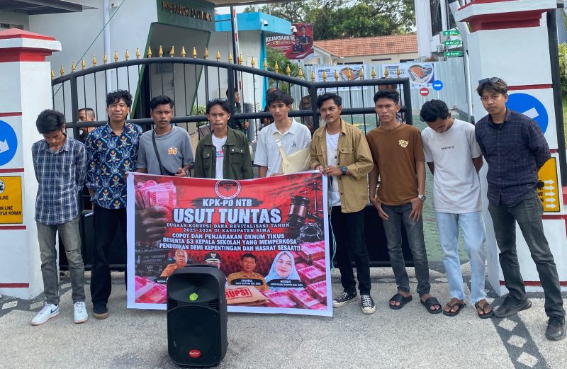 Foto: Aksi unjuk rasa KPK-PD NTB di depan gerbang Kejaksaan Tinggi NTB menuntut pengusutan dugaan penyimpangan dana revitalisasi sekolah di Kabupaten Bima.(JD09)