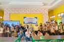 Tim Dosen Pengabdian Masyarakat Universitas Mataram (Unram) foto bersama para siswa dan guru SMKN 2 Gerung usai pembukaan program penguatan kewarganegaraan ekologi berbasis media digital, Sabtu (5/9/2026). (Foto: Dok. Unram)