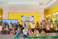 Tim Dosen Pengabdian Masyarakat Universitas Mataram (Unram) foto bersama para siswa dan guru SMKN 2 Gerung usai pembukaan program penguatan kewarganegaraan ekologi berbasis media digital, Sabtu (5/9/2026). (Foto: Dok. Unram)