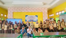 Tim Dosen Pengabdian Masyarakat Universitas Mataram (Unram) foto bersama para siswa dan guru SMKN 2 Gerung usai pembukaan program penguatan kewarganegaraan ekologi berbasis media digital, Sabtu (5/9/2026). (Foto: Dok. Unram)