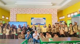 Tim Dosen Pengabdian Masyarakat Universitas Mataram (Unram) foto bersama para siswa dan guru SMKN 2 Gerung usai pembukaan program penguatan kewarganegaraan ekologi berbasis media digital, Sabtu (5/9/2026). (Foto: Dok. Unram)