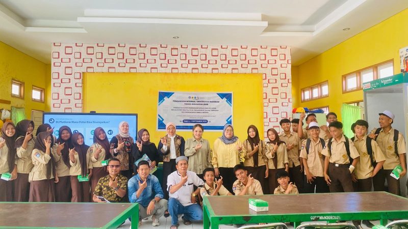 Tim Dosen Pengabdian Masyarakat Universitas Mataram (Unram) foto bersama para siswa dan guru SMKN 2 Gerung usai pembukaan program penguatan kewarganegaraan ekologi berbasis media digital, Sabtu (5/9/2026). (Foto: Dok. Unram)
