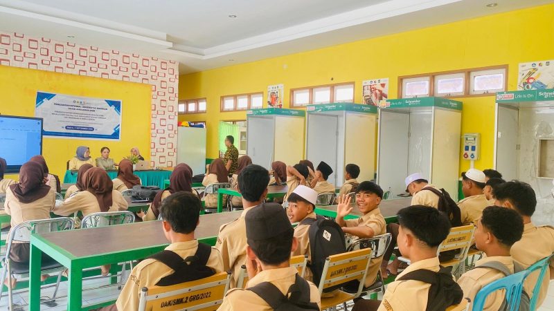 Suasana kelas saat siswa-siswi SMKN 2 Gerung menyimak materi sosialisasi dan pelatihan literasi digital kritis yang disampaikan oleh tim pengabdian masyarakat Unram. (Foto: Dok. Unram)