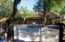 Tim Pengabdian Masyarakat Prodi PPKn FKIP Universitas Mataram berfoto bersama warga Dusun Sengkongo usai pembukaan program sosialisasi dan pelatihan pengelolaan sampah dapur berbasis biokonversi Maggot BSF di Dusun Sengkongo, Desa Kuranji, Lombok Barat, Rabu (1/7/2026). (Foto: Dok. Tim Pengabdian Unram)