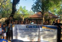 Tim Pengabdian Masyarakat Prodi PPKn FKIP Universitas Mataram berfoto bersama warga Dusun Sengkongo usai pembukaan program sosialisasi dan pelatihan pengelolaan sampah dapur berbasis biokonversi Maggot BSF di Dusun Sengkongo, Desa Kuranji, Lombok Barat, Rabu (1/7/2026). (Foto: Dok. Tim Pengabdian Unram)