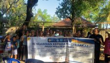Tim Pengabdian Masyarakat Prodi PPKn FKIP Universitas Mataram berfoto bersama warga Dusun Sengkongo usai pembukaan program sosialisasi dan pelatihan pengelolaan sampah dapur berbasis biokonversi Maggot BSF di Dusun Sengkongo, Desa Kuranji, Lombok Barat, Rabu (1/7/2026). (Foto: Dok. Tim Pengabdian Unram)