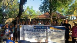 Tim Pengabdian Masyarakat Prodi PPKn FKIP Universitas Mataram berfoto bersama warga Dusun Sengkongo usai pembukaan program sosialisasi dan pelatihan pengelolaan sampah dapur berbasis biokonversi Maggot BSF di Dusun Sengkongo, Desa Kuranji, Lombok Barat, Rabu (1/7/2026). (Foto: Dok. Tim Pengabdian Unram)