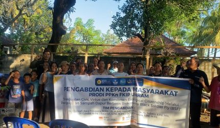 Tim Pengabdian Masyarakat Prodi PPKn FKIP Universitas Mataram berfoto bersama warga Dusun Sengkongo usai pembukaan program sosialisasi dan pelatihan pengelolaan sampah dapur berbasis biokonversi Maggot BSF di Dusun Sengkongo, Desa Kuranji, Lombok Barat, Rabu (1/7/2026). (Foto: Dok. Tim Pengabdian Unram)