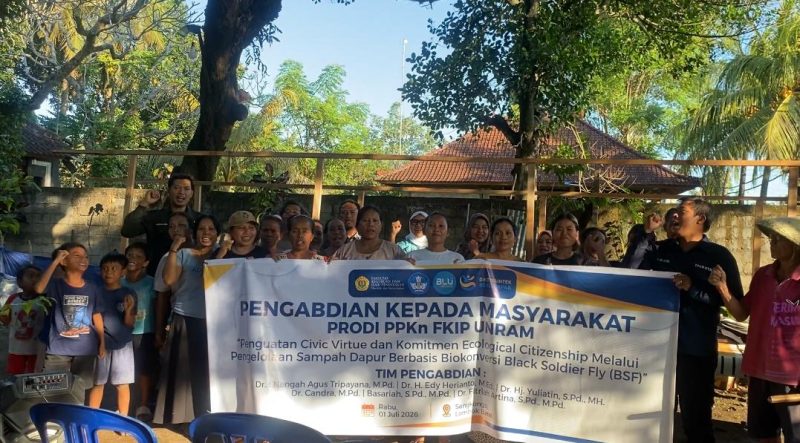Tim Pengabdian Masyarakat Prodi PPKn FKIP Universitas Mataram berfoto bersama warga Dusun Sengkongo usai pembukaan program sosialisasi dan pelatihan pengelolaan sampah dapur berbasis biokonversi Maggot BSF di Dusun Sengkongo, Desa Kuranji, Lombok Barat, Rabu (1/7/2026). (Foto: Dok. Tim Pengabdian Unram)