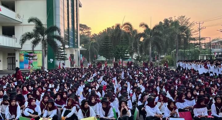 Foto: Ribuan mahasiswa baru mengikuti kegiatan Pengenalan Kehidupan Kampus bagi Mahasiswa Baru (PKKMB) Universitas Muhammadiyah Mataram (UMMAT) Tahun Akademik 2026/2027 di halaman kampus UMMAT, Mataram, Nusa Tenggara Barat, Senin 21/9/2026.(Dok.Istimewa)