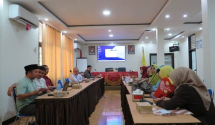 Foto: Narasumber menyampaikan materi dalam program "PPKn Naik Kelas" bagi guru PPKn bersama mahasiswa Prodi PPKn FKIP Universitas Mataram.(Dok. Tim Pkm)