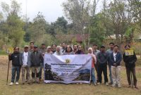 Foto: Tim pengabdian Program Studi Kehutanan Universitas Mataram foto bersama peserta dan mitra konservasi Sekolah Alam Rinjani saat kegiatan pelatihan monitoring sampah digital di Sembalun.(Dok.Tim Pengabdian Kehutanan Unram)