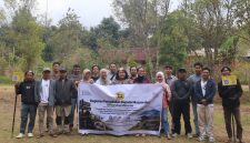 Foto: Tim pengabdian Program Studi Kehutanan Universitas Mataram foto bersama peserta dan mitra konservasi Sekolah Alam Rinjani saat kegiatan pelatihan monitoring sampah digital di Sembalun.(Dok.Tim Pengabdian Kehutanan Unram)
