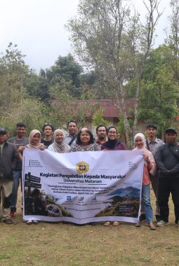 Dukung Konservasi TNGR, Unram Latih Mitra Resort Sembalun Monitoring Sampah Berbasis Digital