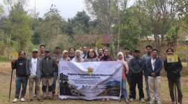 Foto: Tim pengabdian Program Studi Kehutanan Universitas Mataram foto bersama peserta dan mitra konservasi Sekolah Alam Rinjani saat kegiatan pelatihan monitoring sampah digital di Sembalun.(Dok.Tim Pengabdian Kehutanan Unram)