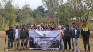 Foto: Tim pengabdian Program Studi Kehutanan Universitas Mataram foto bersama peserta dan mitra konservasi Sekolah Alam Rinjani saat kegiatan pelatihan monitoring sampah digital di Sembalun.(Dok.Tim Pengabdian Kehutanan Unram)