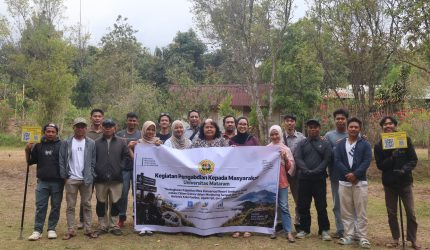 Foto: Tim pengabdian Program Studi Kehutanan Universitas Mataram foto bersama peserta dan mitra konservasi Sekolah Alam Rinjani saat kegiatan pelatihan monitoring sampah digital di Sembalun.(Dok.Tim Pengabdian Kehutanan Unram)