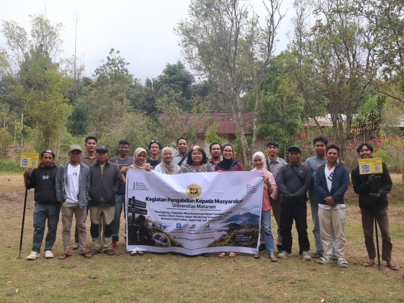 Foto: Tim pengabdian Program Studi Kehutanan Universitas Mataram foto bersama peserta dan mitra konservasi Sekolah Alam Rinjani saat kegiatan pelatihan monitoring sampah digital di Sembalun.(Dok.Tim Pengabdian Kehutanan Unram)