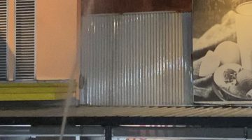 Foto : Outlet yang menjual soto kopro di kawasan Pasar Modern Sinpasa, di samping Summarecon Mall Serpong, terbakar pada Senin (7/9/2026)