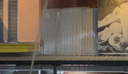 Foto : Outlet yang menjual soto kopro di kawasan Pasar Modern Sinpasa, di samping Summarecon Mall Serpong, terbakar pada Senin (7/9/2026)