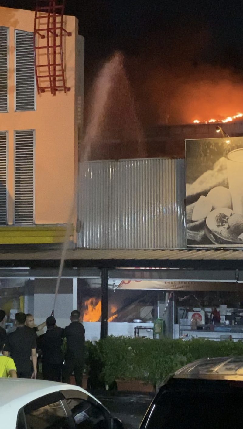 Foto : Outlet yang menjual soto kopro di kawasan Pasar Modern Sinpasa, di samping Summarecon Mall Serpong, terbakar pada Senin (7/9/2026)