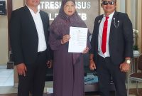 Foto: Tim Advokat dari Law Office Deden Satiawan, S.H., M.H., & Partners bersama sang klien, Linda Susilawati selaku Direktur PT Indah Harmoni Anugrah.(JD09)