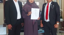 Foto: Tim Advokat dari Law Office Deden Satiawan, S.H., M.H., & Partners bersama sang klien, Linda Susilawati selaku Direktur PT Indah Harmoni Anugrah.(JD09)
