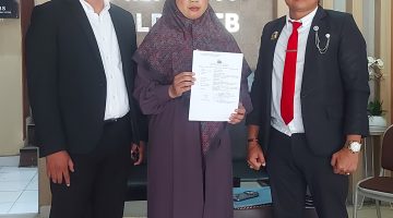 Foto: Tim Advokat dari Law Office Deden Satiawan, S.H., M.H., & Partners bersama sang klien, Linda Susilawati selaku Direktur PT Indah Harmoni Anugrah.(JD09)