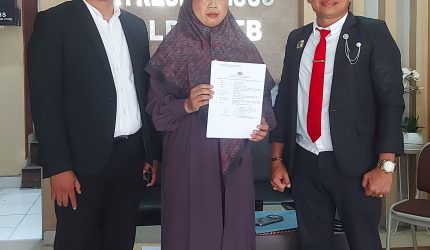 Foto: Tim Advokat dari Law Office Deden Satiawan, S.H., M.H., & Partners bersama sang klien, Linda Susilawati selaku Direktur PT Indah Harmoni Anugrah.(JD09)