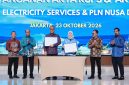 Foto: Penandatanganan akta penggabungan PT PLN Electricity Services (PLN ES) dan PT PLN Nusa Daya (PLN ND) menjadi PT PLN Services sebagai subholding kelima PT PLN (Persero), oleh Direktur Utama PLN ES, Susiana Mutia (ketiga dari kanan), dan Direktur Utama PLN ND, Agung Nugroho (ketiga dari kiri), di Kantor Pusat PLN, Jakarta, Jumat (23/10). Penggabungan ini dilakukan untuk mengintegrasikan kompetensi dan sumber daya kedua entitas serta memperkuat layanan operasi dan pemeliharaan (Operation & Maintenance/O&M) di lingkungan PLN Group.
