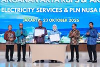 Foto: Penandatanganan akta penggabungan PT PLN Electricity Services (PLN ES) dan PT PLN Nusa Daya (PLN ND) menjadi PT PLN Services sebagai subholding kelima PT PLN (Persero), oleh Direktur Utama PLN ES, Susiana Mutia (ketiga dari kanan), dan Direktur Utama PLN ND, Agung Nugroho (ketiga dari kiri), di Kantor Pusat PLN, Jakarta, Jumat (23/10). Penggabungan ini dilakukan untuk mengintegrasikan kompetensi dan sumber daya kedua entitas serta memperkuat layanan operasi dan pemeliharaan (Operation & Maintenance/O&M) di lingkungan PLN Group.