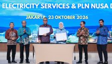Foto: Penandatanganan akta penggabungan PT PLN Electricity Services (PLN ES) dan PT PLN Nusa Daya (PLN ND) menjadi PT PLN Services sebagai subholding kelima PT PLN (Persero), oleh Direktur Utama PLN ES, Susiana Mutia (ketiga dari kanan), dan Direktur Utama PLN ND, Agung Nugroho (ketiga dari kiri), di Kantor Pusat PLN, Jakarta, Jumat (23/10). Penggabungan ini dilakukan untuk mengintegrasikan kompetensi dan sumber daya kedua entitas serta memperkuat layanan operasi dan pemeliharaan (Operation & Maintenance/O&M) di lingkungan PLN Group.