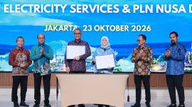 Foto: Penandatanganan akta penggabungan PT PLN Electricity Services (PLN ES) dan PT PLN Nusa Daya (PLN ND) menjadi PT PLN Services sebagai subholding kelima PT PLN (Persero), oleh Direktur Utama PLN ES, Susiana Mutia (ketiga dari kanan), dan Direktur Utama PLN ND, Agung Nugroho (ketiga dari kiri), di Kantor Pusat PLN, Jakarta, Jumat (23/10). Penggabungan ini dilakukan untuk mengintegrasikan kompetensi dan sumber daya kedua entitas serta memperkuat layanan operasi dan pemeliharaan (Operation & Maintenance/O&M) di lingkungan PLN Group.