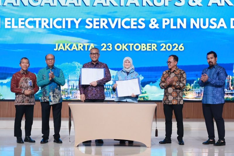 Foto: Penandatanganan akta penggabungan PT PLN Electricity Services (PLN ES) dan PT PLN Nusa Daya (PLN ND) menjadi PT PLN Services sebagai subholding kelima PT PLN (Persero), oleh Direktur Utama PLN ES, Susiana Mutia (ketiga dari kanan), dan Direktur Utama PLN ND, Agung Nugroho (ketiga dari kiri), di Kantor Pusat PLN, Jakarta, Jumat (23/10). Penggabungan ini dilakukan untuk mengintegrasikan kompetensi dan sumber daya kedua entitas serta memperkuat layanan operasi dan pemeliharaan (Operation & Maintenance/O&M) di lingkungan PLN Group.