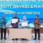Foto: Penandatanganan akta penggabungan PT PLN Electricity Services (PLN ES) dan PT PLN Nusa Daya (PLN ND) menjadi PT PLN Services sebagai subholding kelima PT PLN (Persero), oleh Direktur Utama PLN ES, Susiana Mutia (ketiga dari kanan), dan Direktur Utama PLN ND, Agung Nugroho (ketiga dari kiri), di Kantor Pusat PLN, Jakarta, Jumat (23/10). Penggabungan ini dilakukan untuk mengintegrasikan kompetensi dan sumber daya kedua entitas serta memperkuat layanan operasi dan pemeliharaan (Operation & Maintenance/O&M) di lingkungan PLN Group.