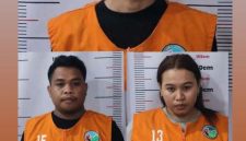 Berbaju tahanan oranye, Ketua Dewan Pimpinan Daerah Ikatan Mahasiswa Pemuda dan Pemerhati Hukum Nusa Tenggara Barat. (IMPERIUM NTB) Muhammad Ramadhan (bersama empat rekannya) dihadirkan dalam pengungkapan kasus penyalahgunaan narkotika jenis sabu oleh Ditresnarkoba Polda NTB. (Foto: Dok. Istimewa)