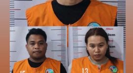 Berbaju tahanan oranye, Ketua Dewan Pimpinan Daerah Ikatan Mahasiswa Pemuda dan Pemerhati Hukum Nusa Tenggara Barat. (IMPERIUM NTB) Muhammad Ramadhan (bersama empat rekannya) dihadirkan dalam pengungkapan kasus penyalahgunaan narkotika jenis sabu oleh Ditresnarkoba Polda NTB. (Foto: Dok. Istimewa)