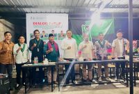 Sesi foto bersama para pemateri dan panitia pada Dialog Publik HMI Cabang Mataram yang membahas kesiapan bonus demografi 2030 di Mataram, Jumat (30/10/2026). Foto: Dok. HMI Cabang Mataram