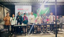Sesi foto bersama para pemateri dan panitia pada Dialog Publik HMI Cabang Mataram yang membahas kesiapan bonus demografi 2030 di Mataram, Jumat (30/10/2026). Foto: Dok. HMI Cabang Mataram