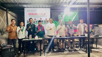 Sesi foto bersama para pemateri dan panitia pada Dialog Publik HMI Cabang Mataram yang membahas kesiapan bonus demografi 2030 di Mataram, Jumat (30/10/2026). Foto: Dok. HMI Cabang Mataram