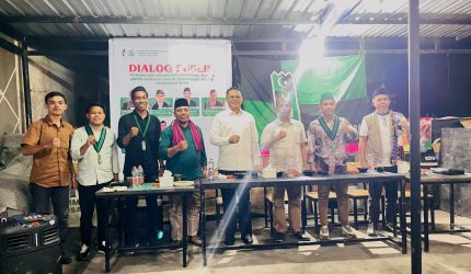 Sesi foto bersama para pemateri dan panitia pada Dialog Publik HMI Cabang Mataram yang membahas kesiapan bonus demografi 2030 di Mataram, Jumat (30/10/2026). Foto: Dok. HMI Cabang Mataram